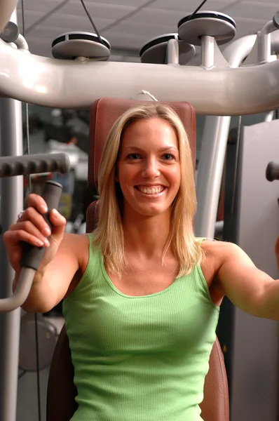 Mooie vrouw in fitnesscentrum — Stockfoto