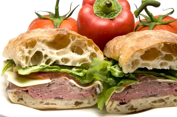 Carne assada boursin queijo ciabatta pão sanduíche — Fotografia de Stock