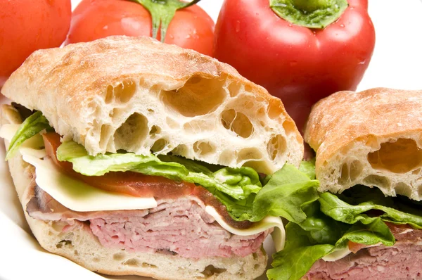 Pieczona wołowina serem boursin ciabatta sandwich chleb — Zdjęcie stockowe