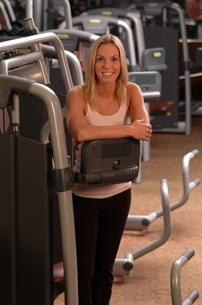 Schöne Frau im Fitnessstudio — Stockfoto