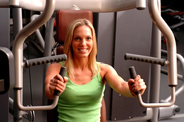 Mooie vrouw in fitness gym — Stockfoto