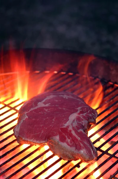 Steak auf dem Grill — Stockfoto