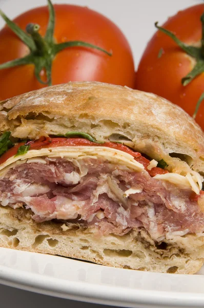 Sanduíche gourmet sobre pão ciabatta — Fotografia de Stock