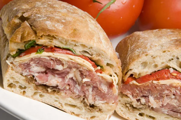 Γκουρμέ σάντουιτς σε ψωμί τσιαπάτα — Φωτογραφία Αρχείου