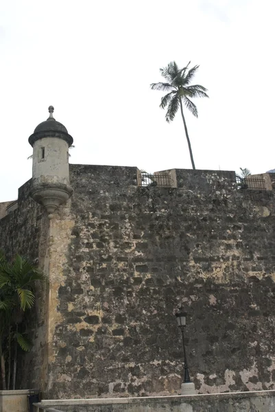 The wall and sentry post old san juan — Stock Photo, Image