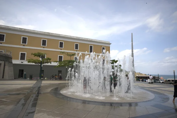 Fountain in quincentennial plaza old san juan — Stock Photo, Image
