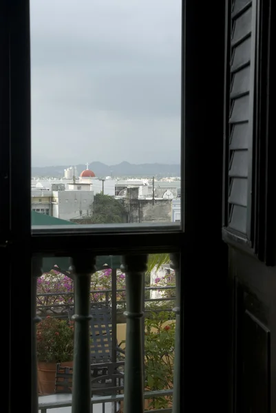 Vieux san juan par la fenêtre de l'hôtel — Photo
