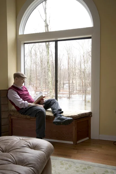 Livre de lecture à la maison de banlieue — Photo