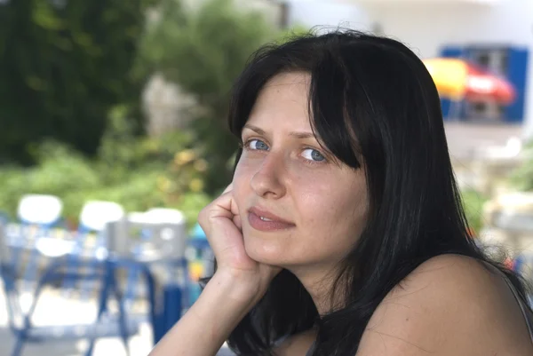 Mujer bonita en la cafetería de la isla griega — Foto de Stock