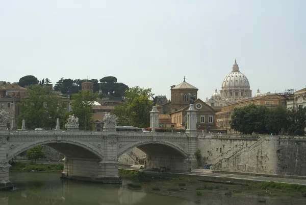 Utsikt över Vatikanen från floden Tibern — Stockfoto