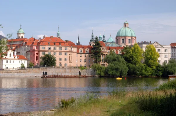 Distrito de prague castel junto ao rio vlata — Fotografia de Stock