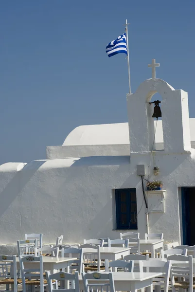 Greco isola chiesa e campane con bandiera — Foto Stock