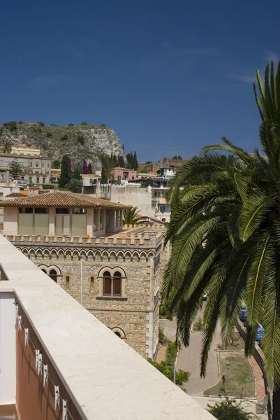 Taormina Sisiliassa arkkitehtuuri ja näkymä — kuvapankkivalokuva