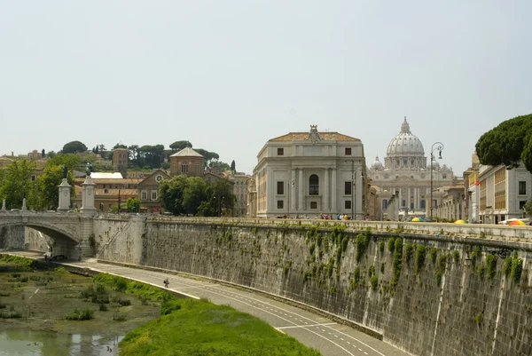梵蒂冈和台伯河罗马的视图 — 图库照片