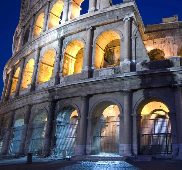 Colosseum i natt skymningen — Stockfoto