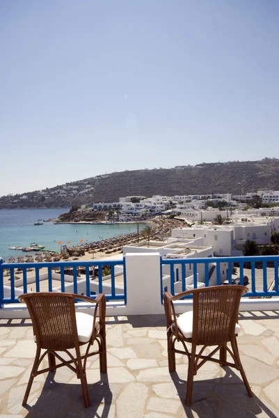 Uitzicht vanuit hotel suite van Griekse eiland strand — Stockfoto