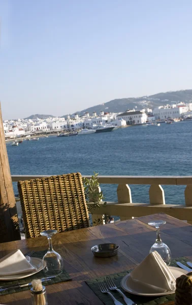 Vista para o porto do restaurante da ilha grega — Fotografia de Stock