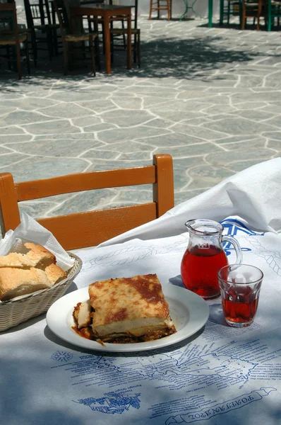 Greek taverna meal with wine — Stock Photo, Image