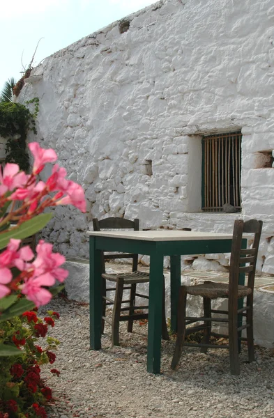 Ресторан рядом с древним зданием — стоковое фото