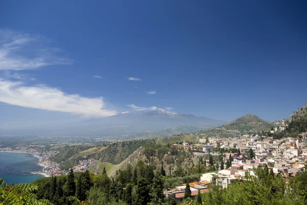 Panoramisch uitzicht op taormina en mt. etna — Stockfoto