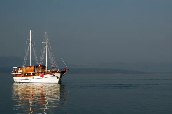 Sailboat in sun — Stock Photo, Image