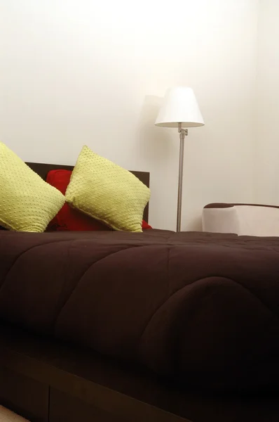 Dormitorio con almohadas — Foto de Stock