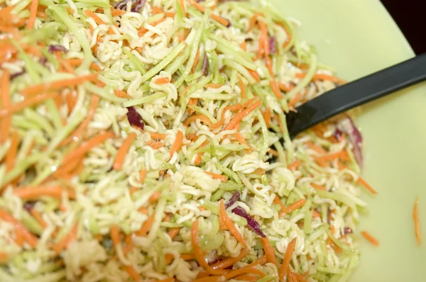 Hausgemachter Salat mit Krautsalat — Stockfoto