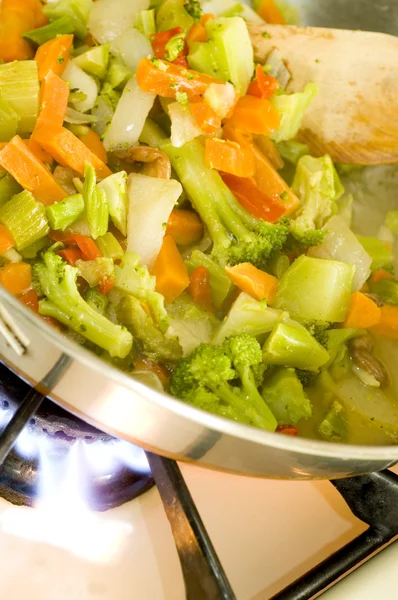 Stir fried vegetables on the range — Stock Photo, Image