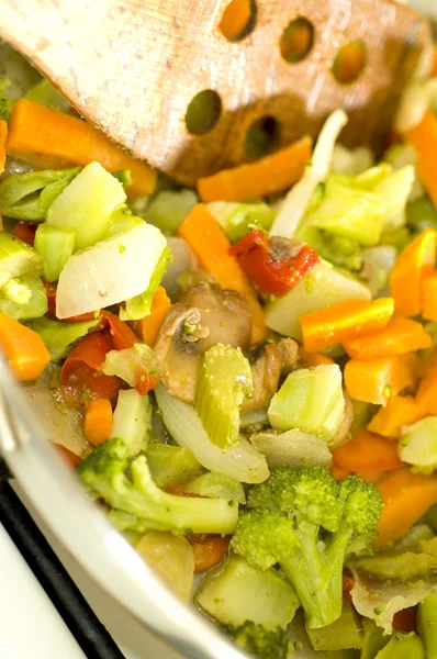 Stir fried vegetables on the range — Stock Photo, Image