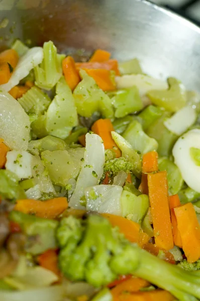 Aduk sayuran goreng pada kisaran — Stok Foto