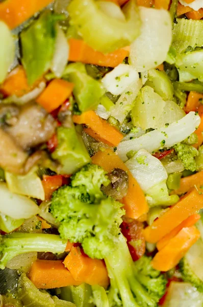 Mélanger les légumes frits sur la gamme — Photo