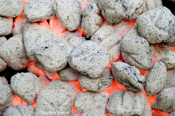 Пылающий уголь для барбекю — стоковое фото