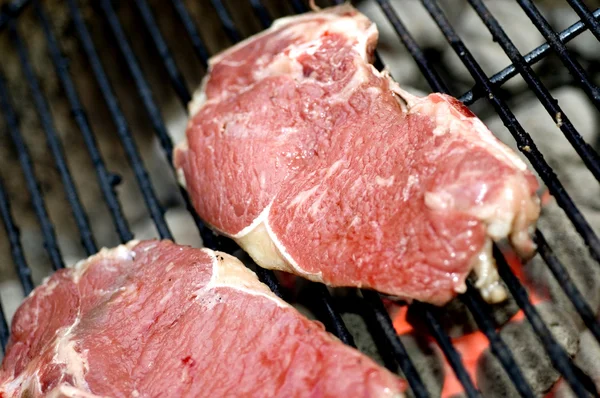 Thin sliced shell steaks on grill — Stock Photo, Image