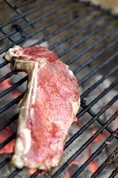 Tenké plátky shell steaky na grilu — Stock fotografie