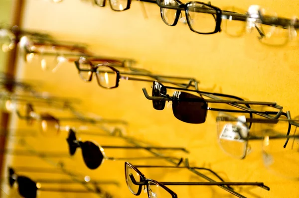 Eyeglasse frames op muur weergave — Stockfoto