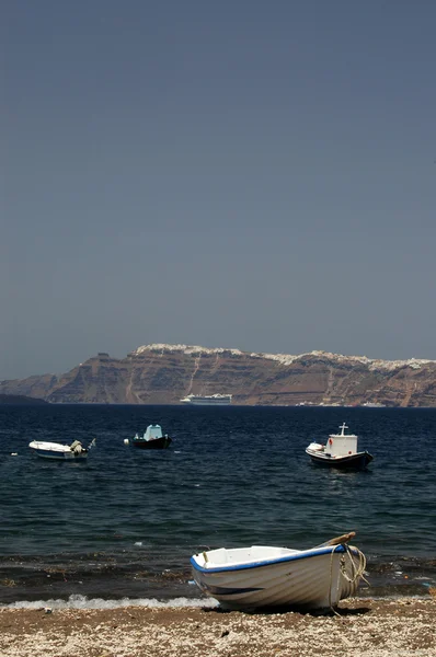 Satır tekne beach santorini — Stok fotoğraf