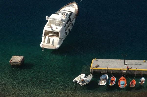 Yacht och små båtar — Stockfoto