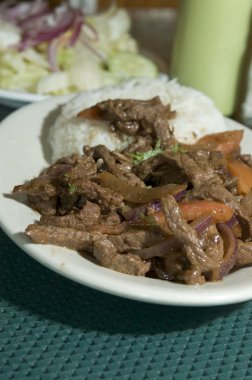 Lomo saltado Perulu biftek