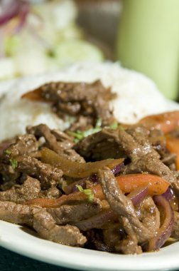 Lomo saltado Perulu biftek