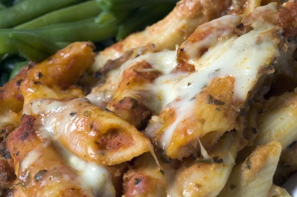 Baked ziti and green beans — Stock Photo, Image