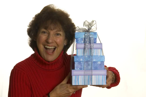 Femme heureuse avec pile de cadeaux — Photo