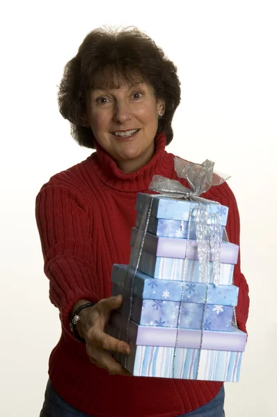 Mulher feliz com pilha de presentes — Fotografia de Stock