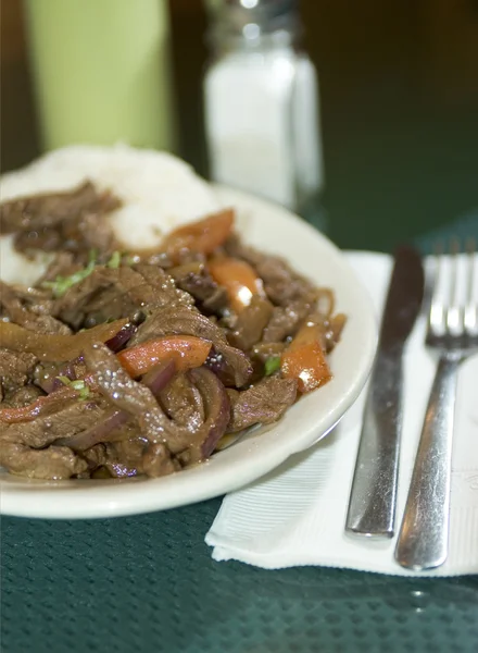 Lomo saltado stek peruwiański — Zdjęcie stockowe