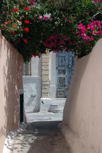 Аллея на греческом острове — стоковое фото