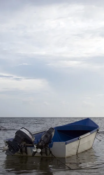 Boat in caribbean sea — Stock Photo, Image