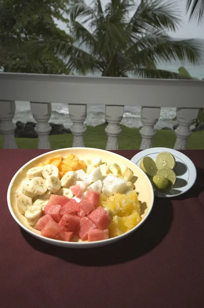 Fruitsalade in resort — Stockfoto