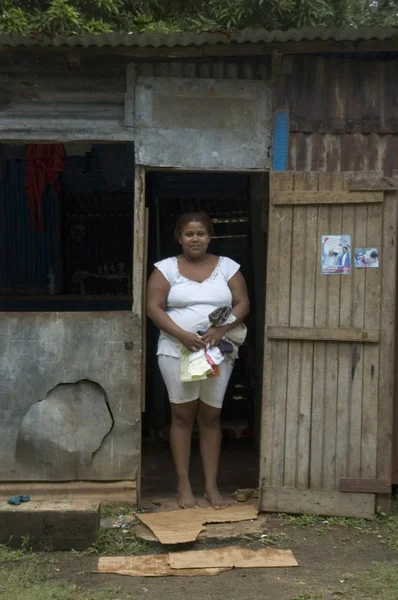 Mulher na casa nativa — Fotografia de Stock