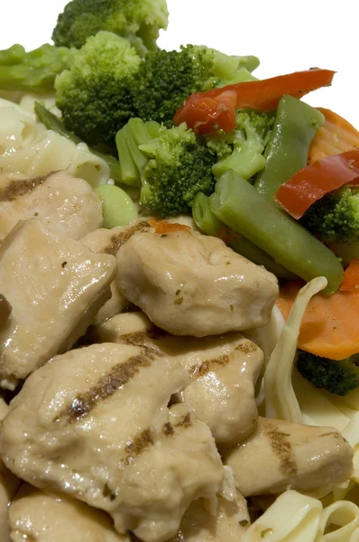 Chicken marsala with vegetables and linguine — Stock Photo, Image