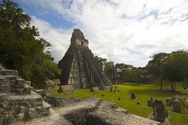 Gran plaza tikal guatemala — Foto de Stock