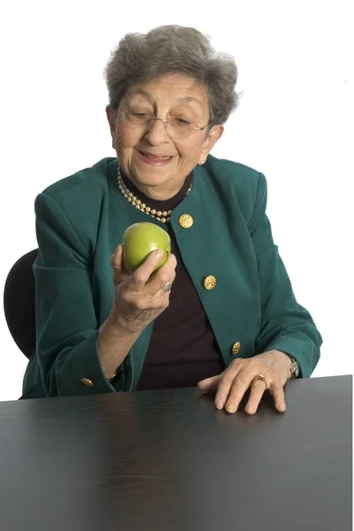Женщина ест яблоко — стоковое фото